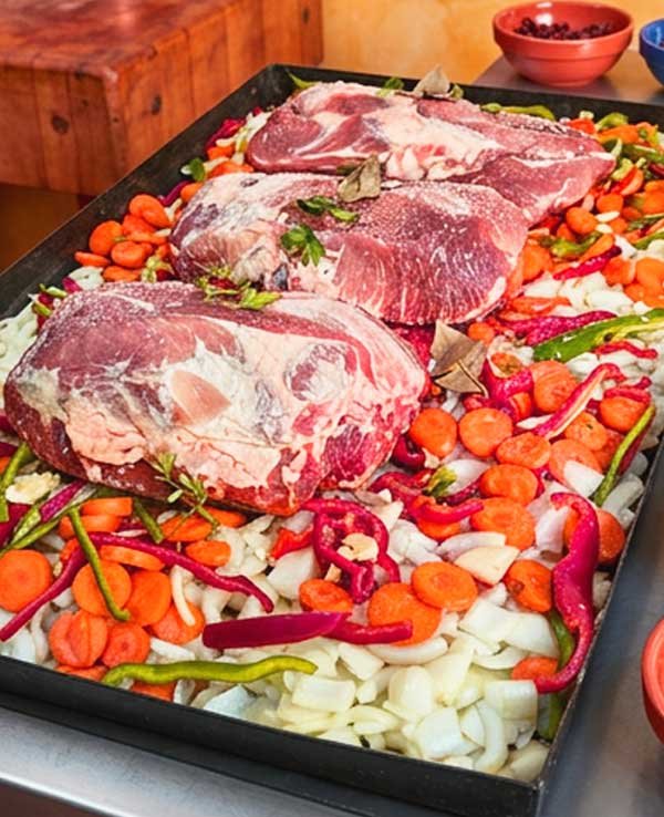 bandeja de carne con vegetales brunua